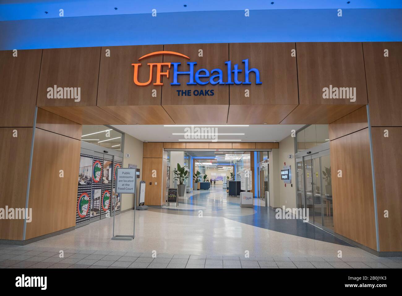 Die Gesundheitseinrichtung der University of Florida wurde kürzlich in der Oaks Mall in Gainesville, Florida, eröffnet. Stockfoto