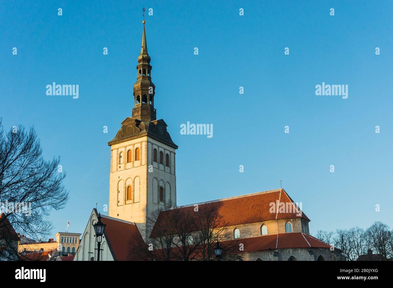 St. Nikolauskirche - eine der wichtigsten mittelalterlichen Kirchen in Tallinn, Estland. Jahrhundert. Derzeit ist eine Filiale des Estnischen Kunstmuseums und eine Con Stockfoto
