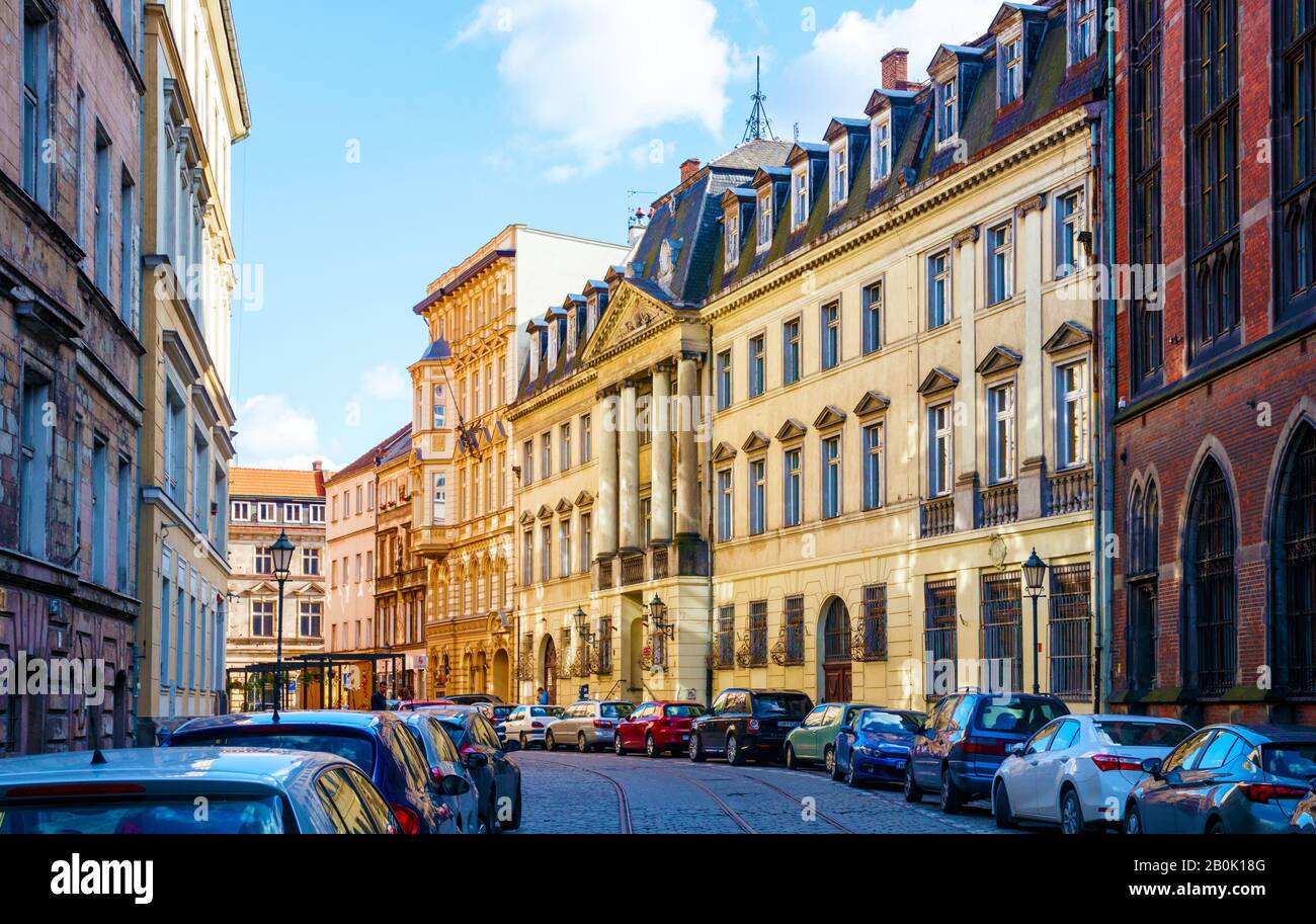 Blick auf die Straße Karola Szajnochy und den Palast Wallenberg-Pachaly an einem sonnigen Tag. Wroclaw, Polen. Stockfoto
