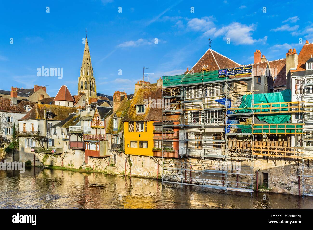 "Altrad" modulares Gerüst auf den Rückseiten der Häuser, die über dem breiten Fluss renoviert werden - Argenton-sur-Creuse, Indre, Frankreich. Stockfoto