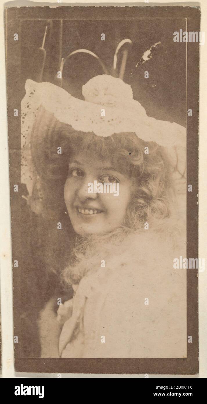 Schauspielerin mit breitem Krempelhut, aus der Schauspieler-Serie (N668), ca. "Alben", Foto, Blatt: 3 3/4 × 2 1/16 Zoll (9,5 × 5,2 cm Stockfoto