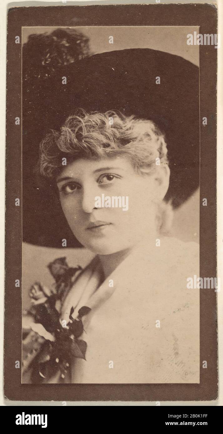 Porträt der Schauspielerin mit dunklem, breit umrandeten Hut, aus der Schauspieler-Serie (N668), ca. "Alben", Foto, Blatt: 3 3/4 × 2 1/16 Zoll (9,5 × 5,2 cm Stockfoto