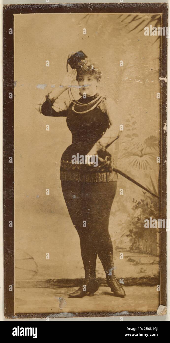 Schauspielerin salutierend und Kostüm mit Schwert, aus der Schauspielerserie (N668), ca. "Alben", Foto, Blatt: 3 3/4 × 2 1/16 Zoll (9,5 × 5,2 cm Stockfoto