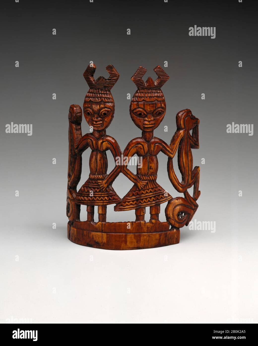 Maskenelement: Menschen und Affen, Yoruba-Völker, Owo-Gruppe, Nigeria, Yoruba-Völker, Owo-Gruppe, Elfenbein, Höhe 6-1/8 in., Knochen/Ivor-Namen Stockfoto