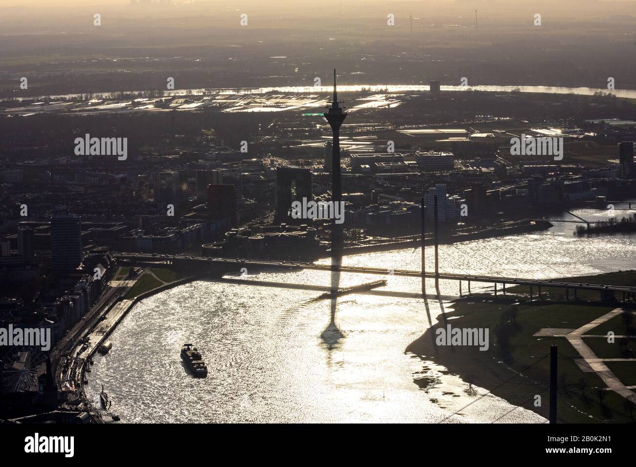 Luftaufnahme, Blick auf die Stadt gegen das Licht, Schifffahrt auf dem Rhein, Rhein, Rhein knie Brücke, Rheinturm, Düsseldorf, Rheinland, Norden Rhine-We Stockfoto