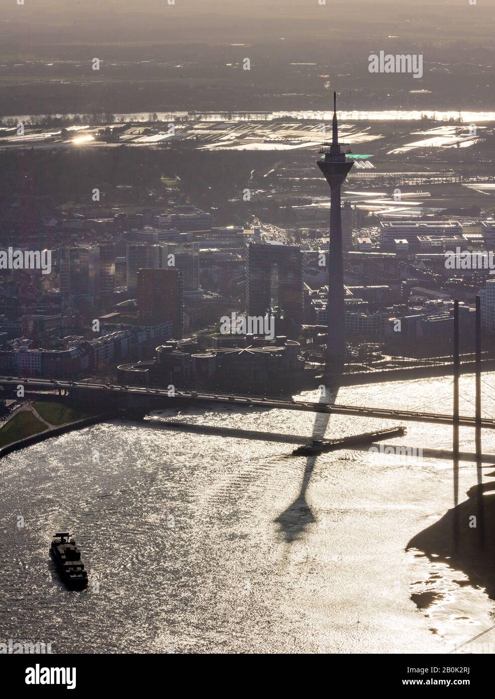 Luftaufnahme, Blick auf die Stadt gegen das Licht, Schifffahrt auf dem Rhein, Rhein, Rhein knie Brücke, Rheinturm, Düsseldorf, Rheinland, Norden Rhine-We Stockfoto