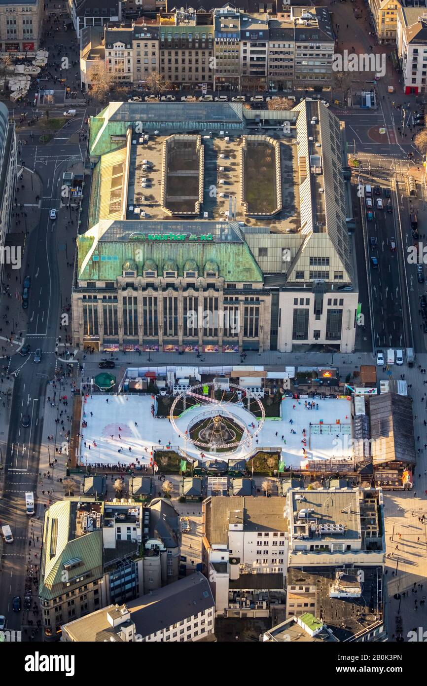 Luftbild, GALERIA Kaufhof Königsallee, Eisbahn DEG Winterworld auf dem neu gestalteten Corneliusplatz, Düsseldorf, Rheinland, Nord-Rhein-Westphal Stockfoto
