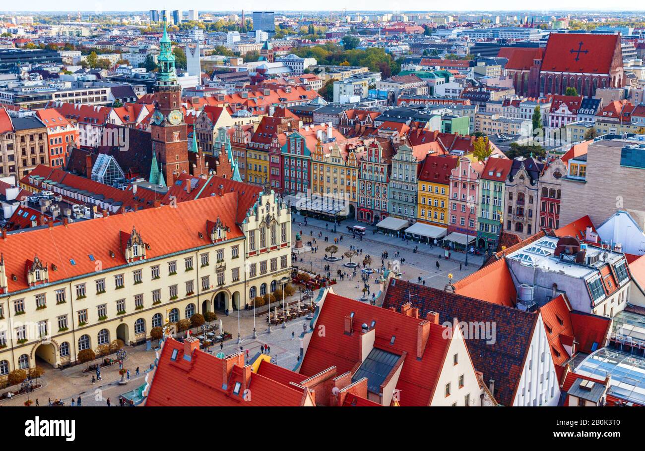 Luftbild zur Breslauer Innenstadt mit den bunten Häusern des Marktplatzes an einem sonnigen Nachmittag. Marktplatz, Wroclaw, Polen. Stockfoto