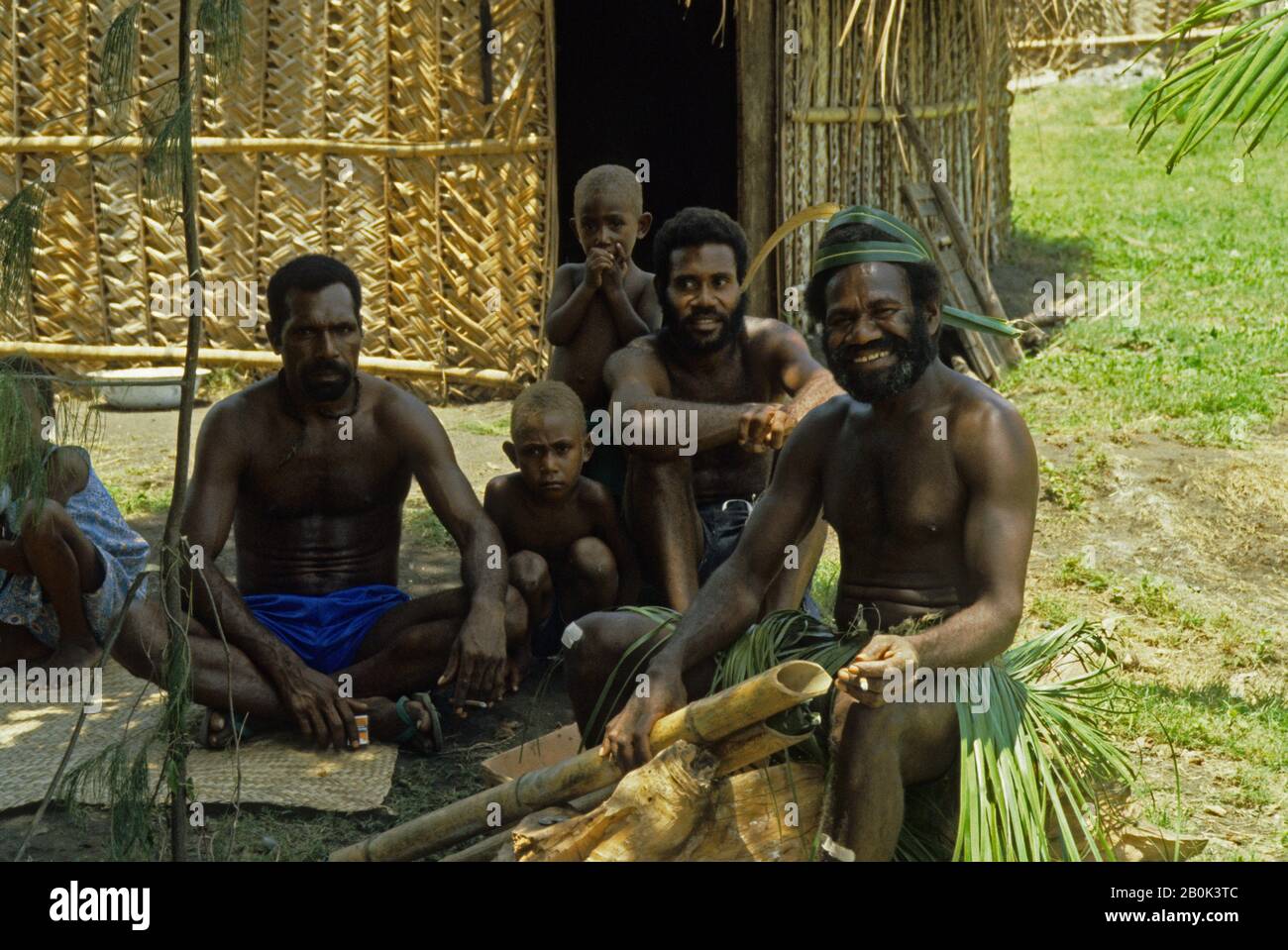 VANUATU, (NEUE HEBRIDEN), AMBRYM-INSEL, DORFSZENE MIT EINHEIMISCHEN MENSCHEN Stockfoto