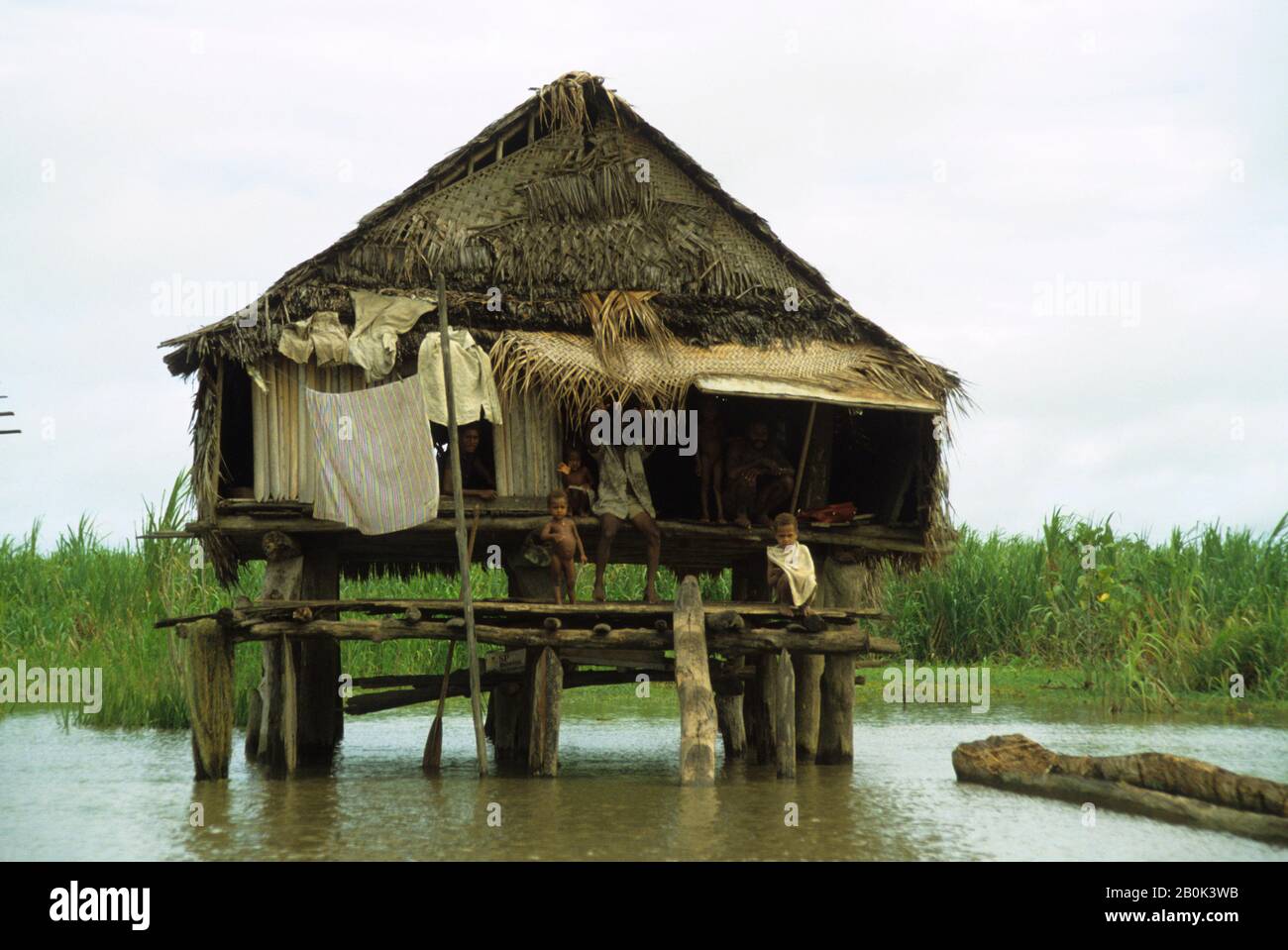 PAPUA-NEUGUINEA, DER FLUSS SEPIK, BEHERBERGT HÄUSER, DIE AUF STELZEN ZUM SCHUTZ WÄHREND DER HOCHWASSERSAISON ERRICHTET WURDEN Stockfoto