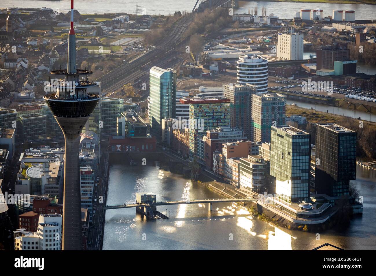 Luftaufnahme, Rheinturm, Fernsehturm, Medienhafen, Düsseldorf, Rheinland, Nordrhein-Westfalen, Deutschland, Am Handelshafen, Aussichtsturm, Brücke bei t Stockfoto