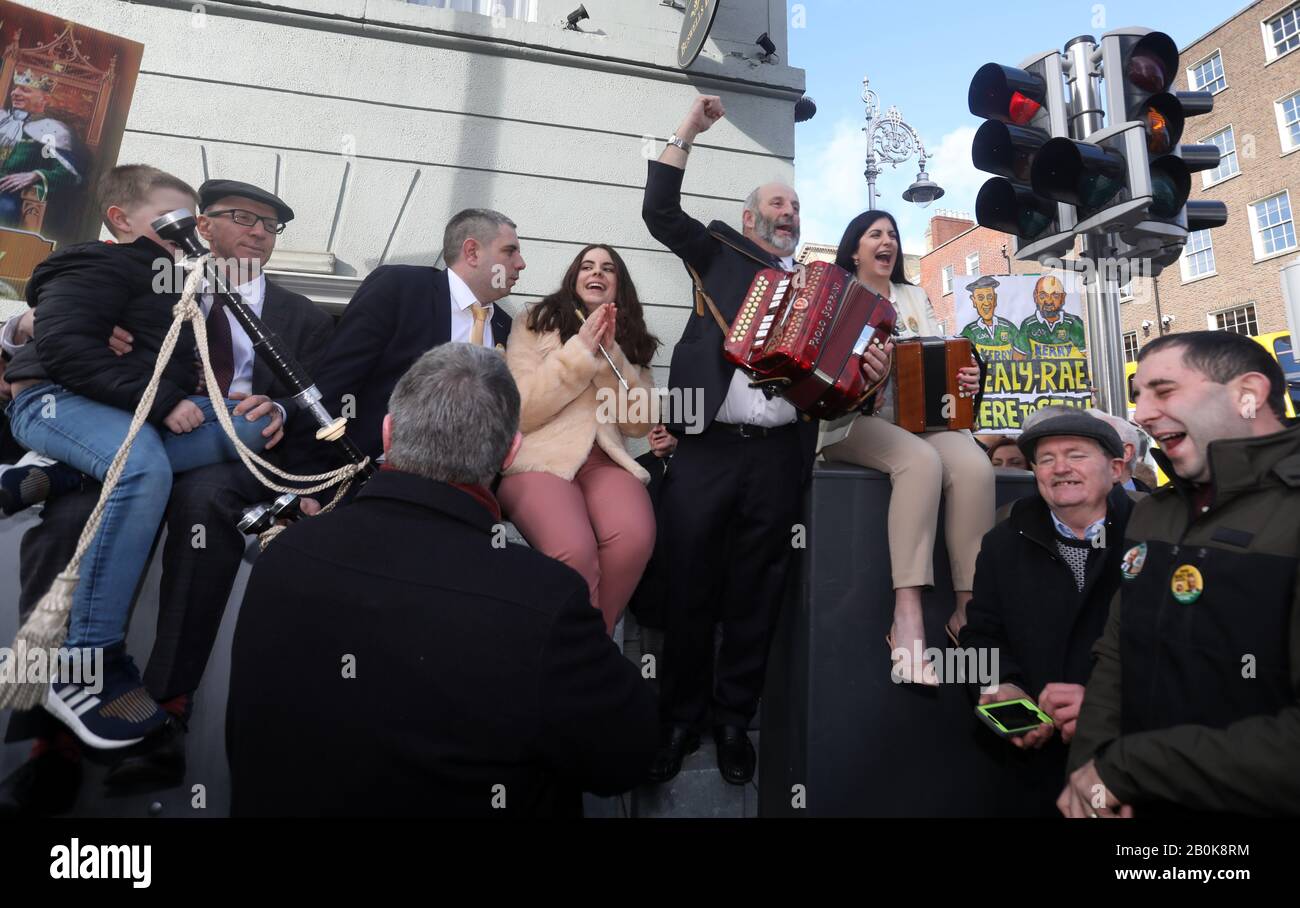 Dublin, Irland. Februar 2020. Wahl 2020. Der erste Tag der 33. Dail.The Famous Brothers Michael (links mit Mütze) und Danny Healy - Rae (mit Akkordeon), neu gewählt als TD's von den Leuten von Kerry, singen und spielen Musik mit Mitgliedern ihrer Familien, bevor sie ins Leinster House.Photo: Leah Farrell/RollingNews.ie Credit: RollingNews.ie/Alamy Live News Stockfoto