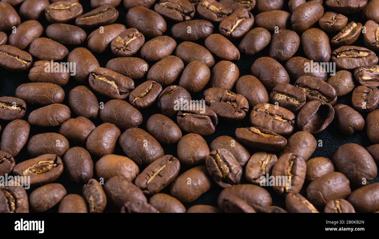 Nahaufnahme, Kaffeekörner auf schwarzem Hintergrund Stockfoto