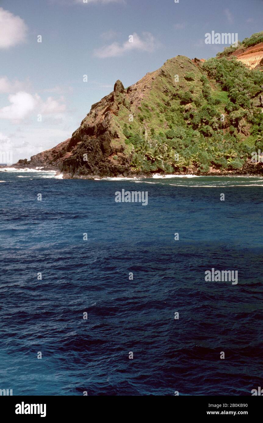 INSEL PITCAIRN, KÜSTENLINIE IN DER NÄHE DER BOUNTY BAY, BLICK VOM MEER Stockfoto