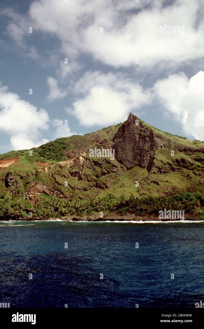 INSEL PITCAIRN, KÜSTENLINIE IN DER NÄHE DER BOUNTY BAY, BLICK VOM MEER Stockfoto