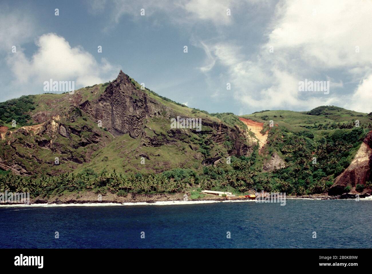 INSEL PITCAIRN, BLICK AUF DIE KÜSTE VOM MEER, BOUNTY BAY Stockfoto