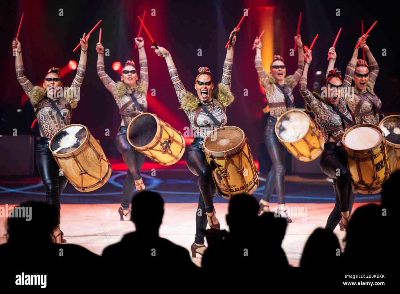 Girona, SPANIEN - 17. FEBRUAR: Argentinische Argendance Girls treten während des "Elefant d'Or" International Circus Festival im Parc de la Devesa am Februar auf Stockfoto