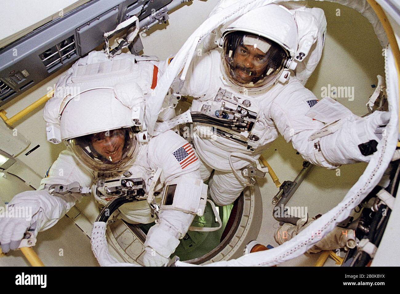 Washington, Vereinigte Staaten. Februar 2020. Vor 25 Jahren, im Februar 1995, wurde Astronaut Bernard Harris (rechts) der erste afroamerikanische Amerikaner, der einen Raumflug durchführte. In diesem Bild bereiten er und der andere STS-63-Astronaut Michael Foale vor, die Luftschleuse der Raumfähre Discovery zu verlassen, um ihren Raumflug zu beginnen. Das Paar würde neue Isolierung testen, um Astronauten vor der Kälte zu schützen, aber die Mission Control Schnitt ihren Raumflug kurz, nachdem die Männer berichteten, dass sie sich in ihren Anzügen sehr kalt fühlten. NASA/UPI Credit: UPI/Alamy Live News Stockfoto