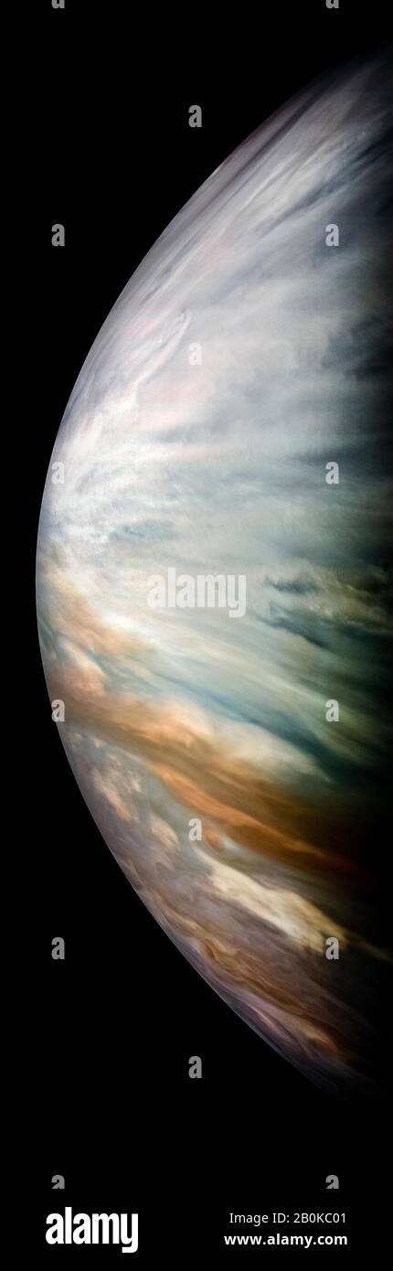 Washington, Vereinigte Staaten. Februar 2020. In diesem JunoCam-Bild der äquatorialen Zone Jupiters sind dicke weiße Wolken vorhanden. Diese Wolken erschweren die Interpretation von Infrarot-Messungen von Wasser. Bei Mikrowellenfrequenzen sind die gleichen Wolken transparent, so dass Junos Mikrowellen-Radiometer Wasser tief in Jupiters Atmosphäre messen kann. Das Bild wurde während des Vorbeiflugs des Gasriesen durch Juno am 16. Dezember 2017 erworben. NASA/UPI Credit: UPI/Alamy Live News Stockfoto