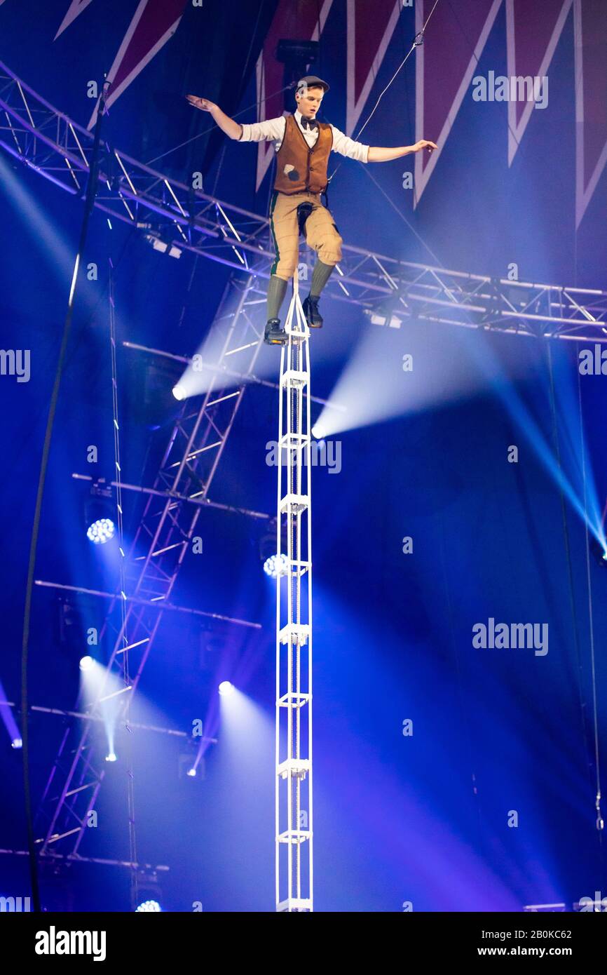 Girona, SPANIEN - 18. FEBRUAR: Der Amerikaner Wesley Williams führt Monokycling während des "Elefant d'Or" International Circus Festival im Parc de la Devesa On durch Stockfoto