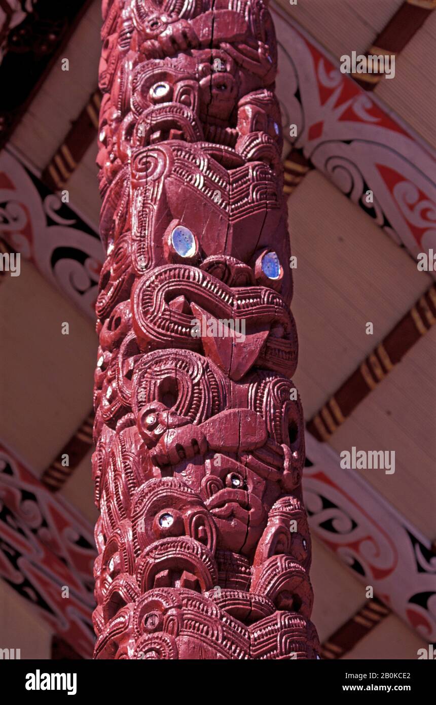 NEUSEELAND, ROTORUA, MAORI MARAE, (VERSAMMLUNGS- UND GEMEINDEHAUS), DETAIL DES GESCHNITZTEN POSTENS Stockfoto