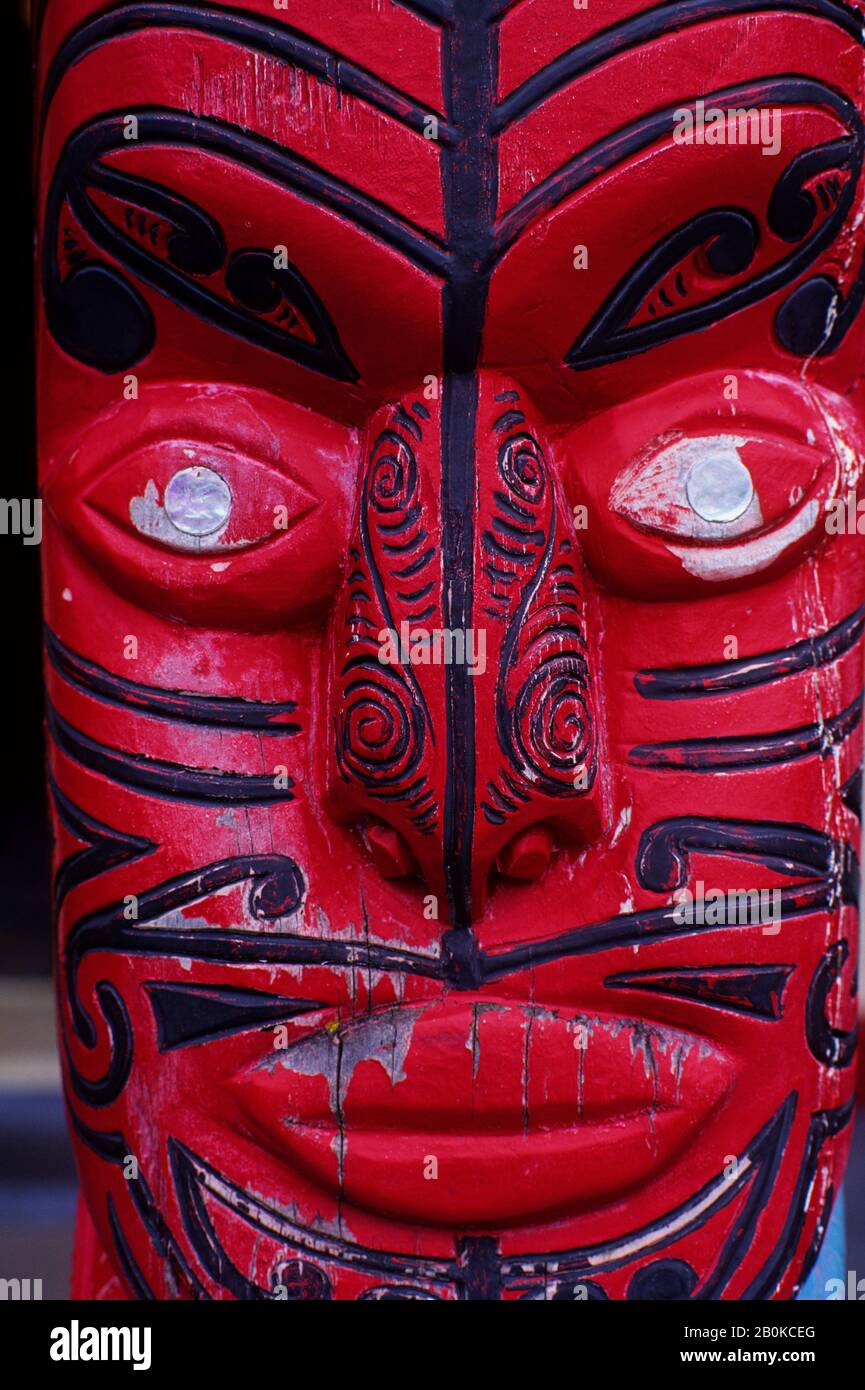 NEUSEELAND, IN DER NÄHE VON ROTORUA, MAORI MARAE (GEMEINDE- UND VERSAMMLUNGSHAUS), MIT GESCHNITZTEM GESICHT Stockfoto