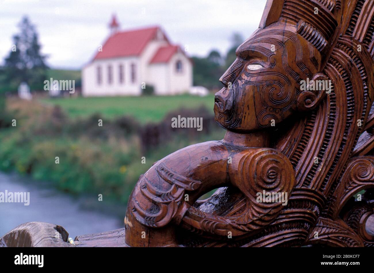 NEUSEELAND, IN DER NÄHE VON ROTORUA, DETAIL DES GESCHNITZTEN KANUS Stockfoto