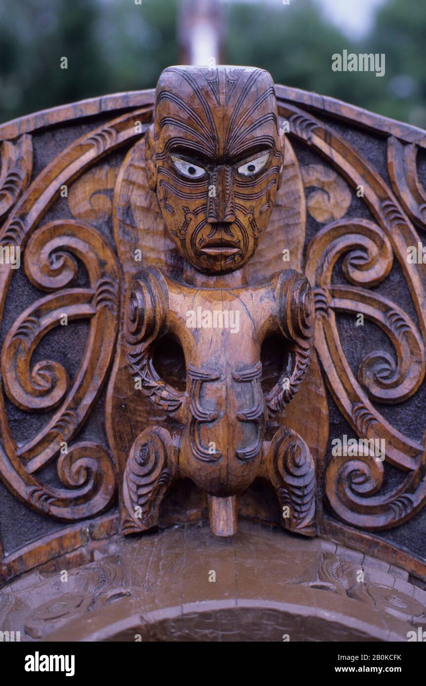 NEUSEELAND, IN DER NÄHE VON ROTORUA, DETAIL DES GESCHNITZTEN KANUS Stockfoto