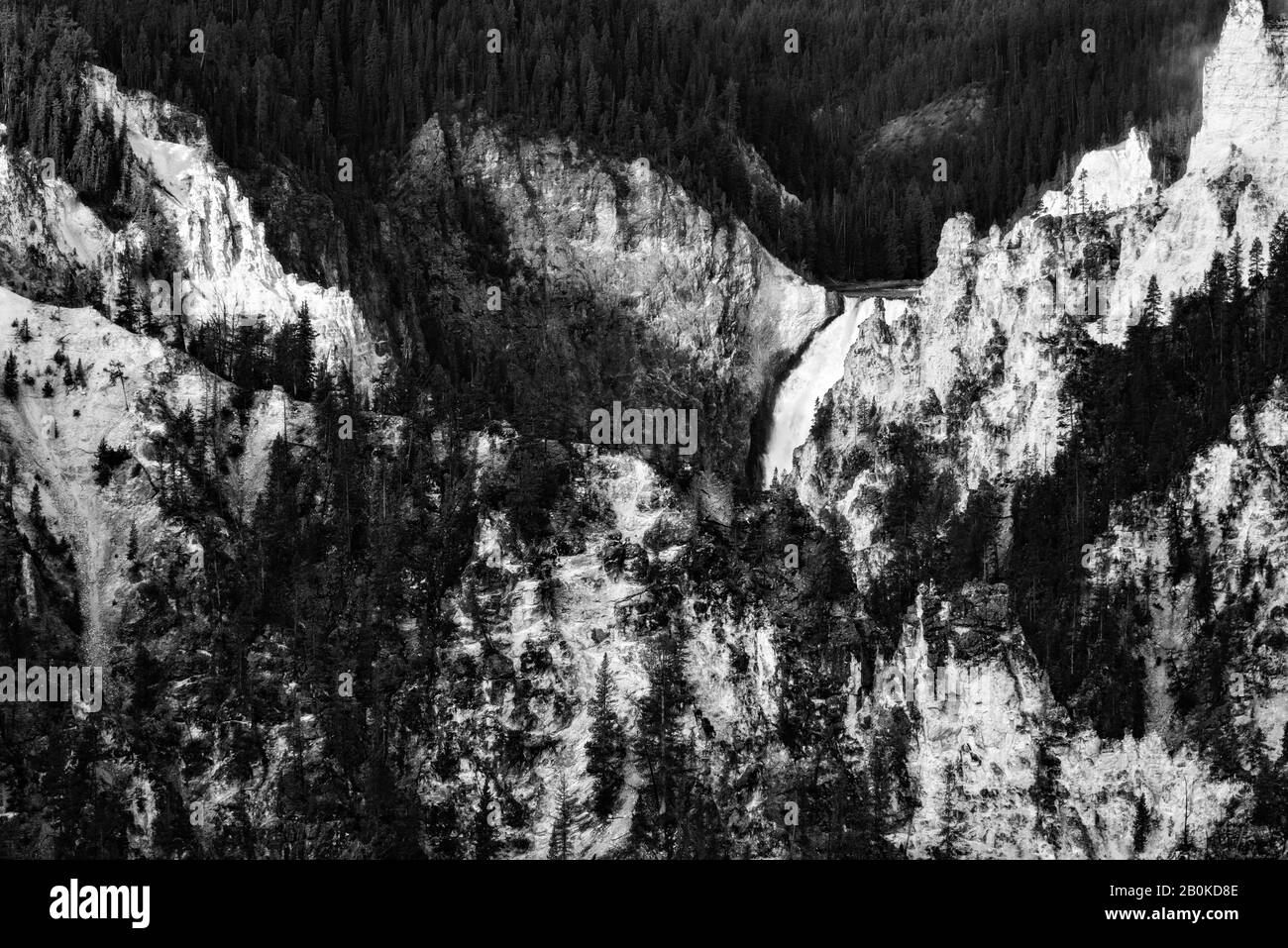 Blick über und hinunter in tief mit Wald und Wasserfall. Stockfoto