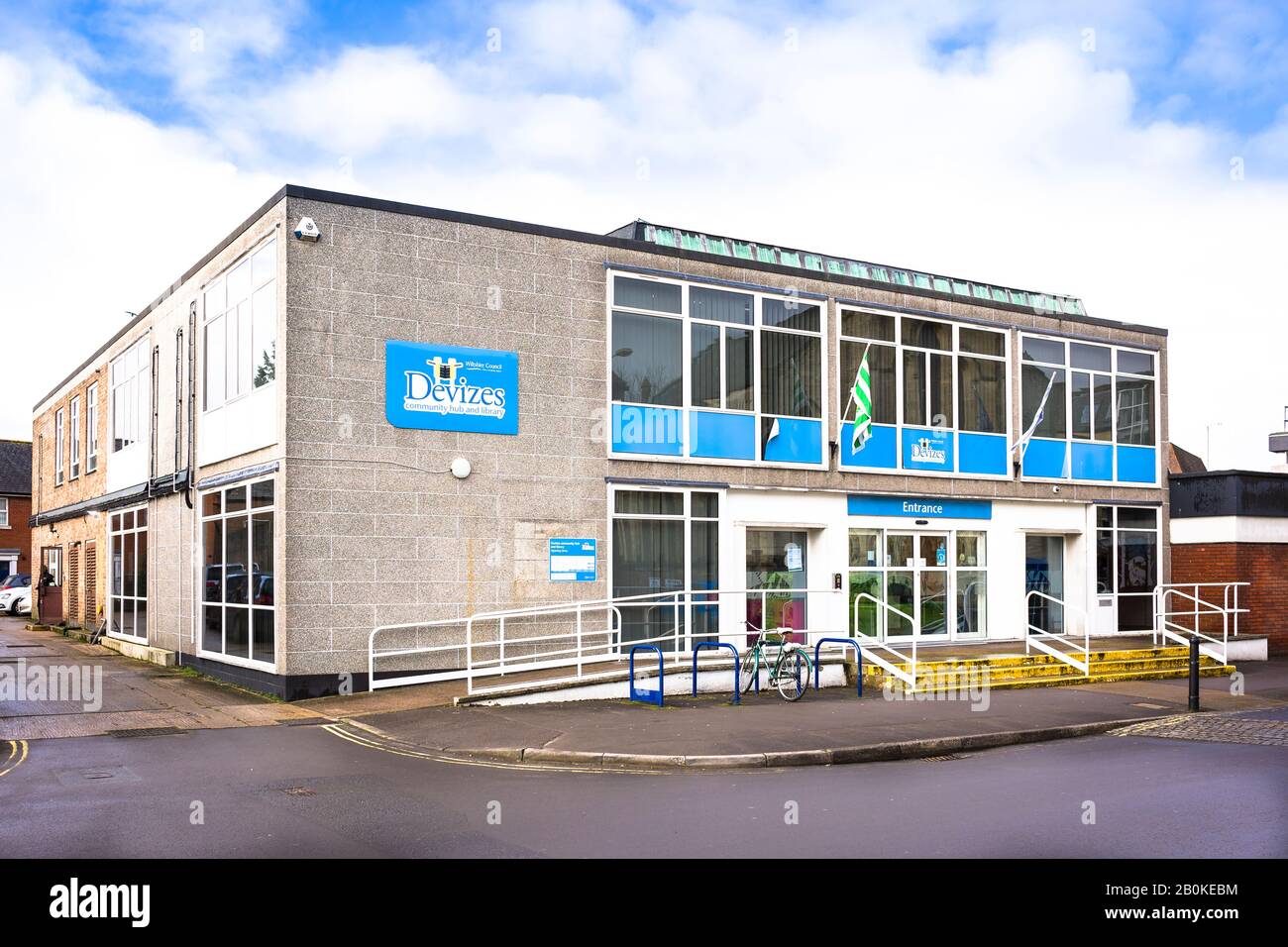 Die zentrale Bibliothek im Stadtzentrum von Devizes Wiltshire England UK zeigt von links eine Rampe für die Unterstützung behinderter Menschen, die die öffentlichen Einrichtungen nutzen Stockfoto