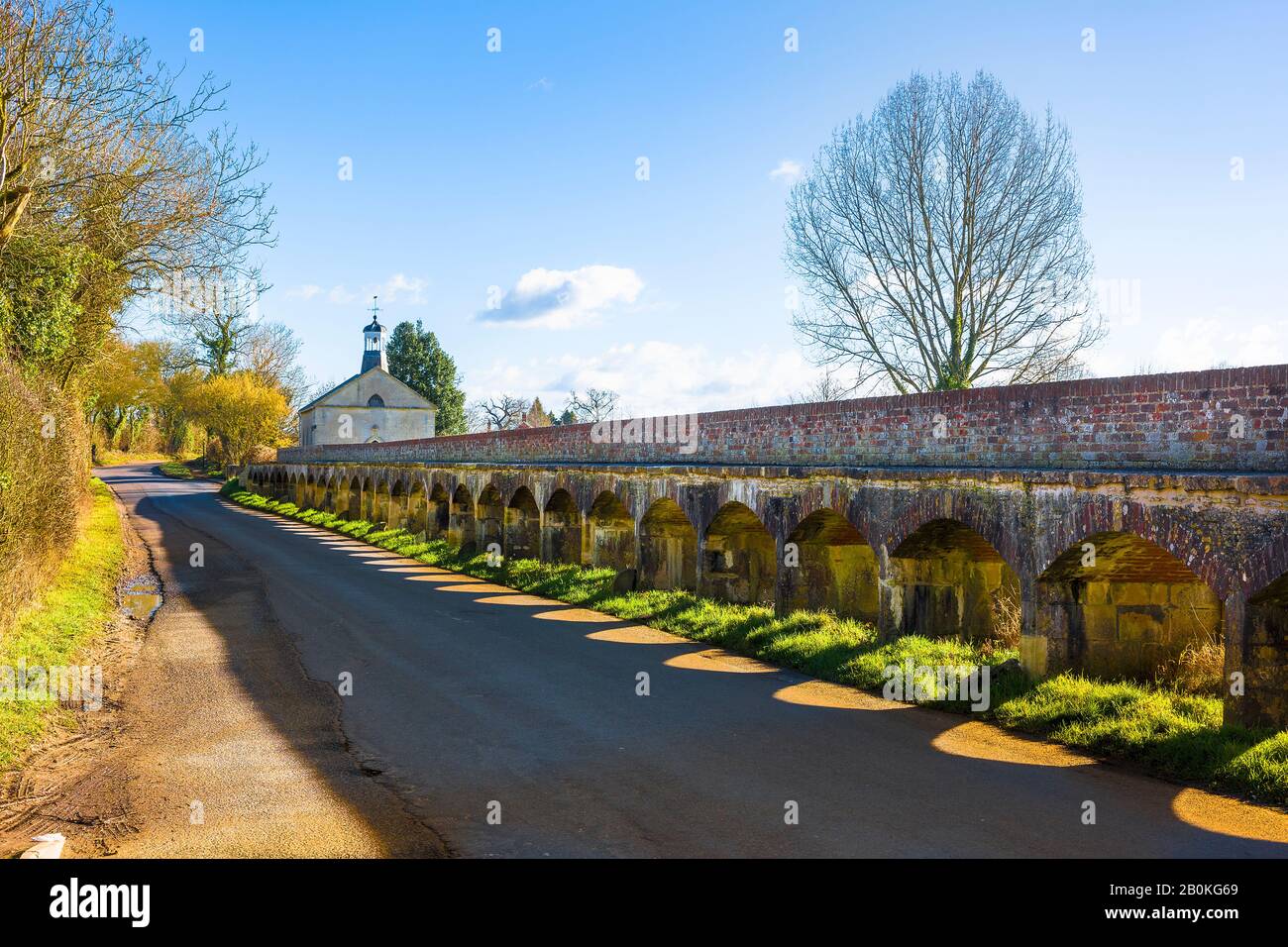 Ein Abschnitt der alten Straße führte über den Fluss Avon und die Überschwemmungsgebiete am Tytherton Kellaways in der Nähe von Chippenham Wiltshire England UK Stockfoto