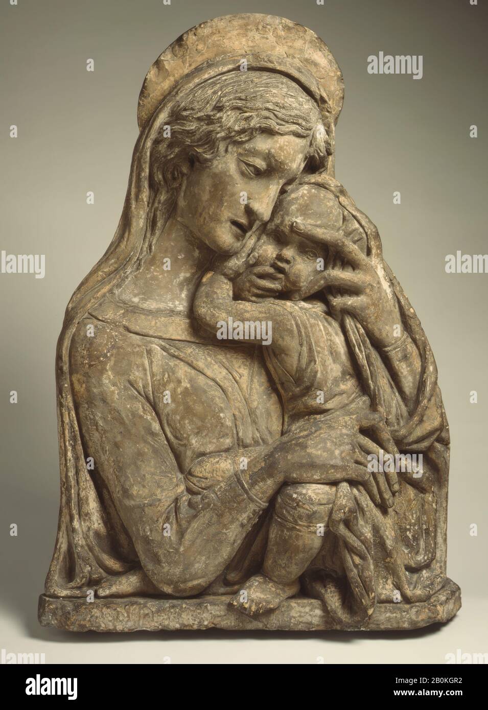 Nach einem Modell von Donatello, Madonna and Child, italienisch, Florenz, Nach einem Modell von Donatello (italienisch, Florenz ca. 1386-1466 Florenz), und von seiner Werkstatt, 15. Jahrhundert oder später, nach ca. Modell 1450, Italienisch, Florenz, Terrakotta, polychromiert, 29 × 20 1/2 Zoll. (73,7 × 52,1 cm), Skulptur Stockfoto