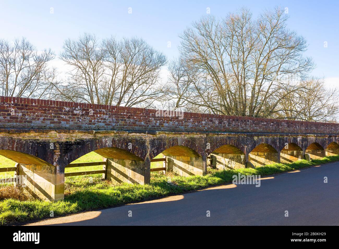 Ein Abschnitt der alten Straße führte über den Fluss Avon und die Überschwemmungsgebiete am Tytherton Kellaways in der Nähe von Chippenham Wiltshire England UK Stockfoto