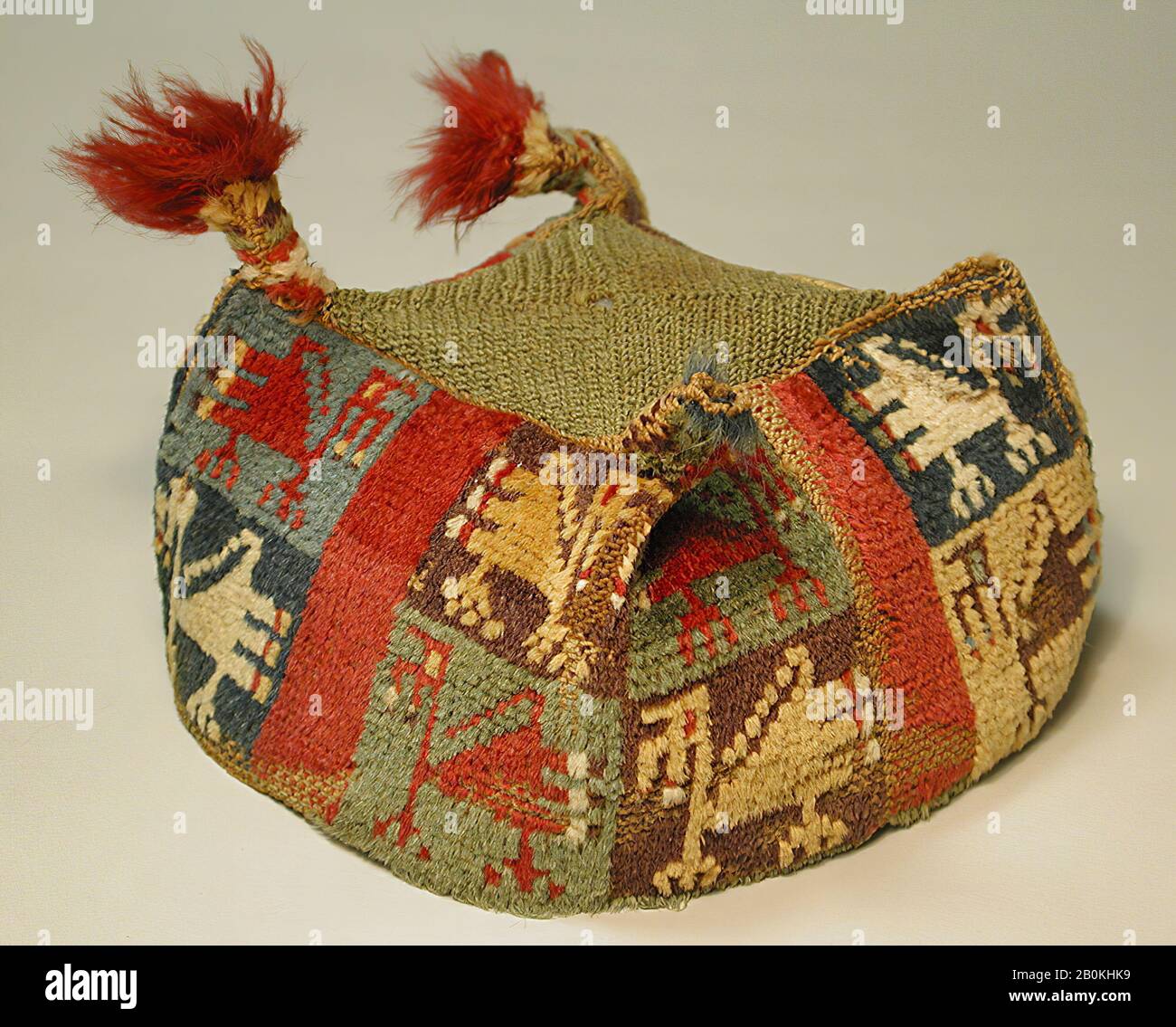 Vierkorniger Hut, Wari, 7.-9. Jahrhundert, Peru, Wari, Camelid Hair, Höhe 4 Zoll, Textil-Kostüme Stockfoto