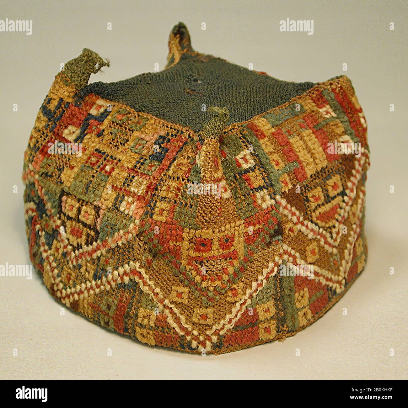 Vierkorniger Hut, Wari, 7.-9. Jahrhundert, Peru, Wari, Camelid Hair, Höhe 4-1/2 Zoll, Textil-Kostüme Stockfoto