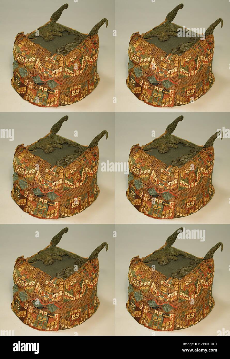 Vierkorniger Hut, Wari, 7.-9. Jahrhundert, Peru, Wari, Camelid Hair, Höhe 5-1/2 Zoll, Textil-Kostüme Stockfoto