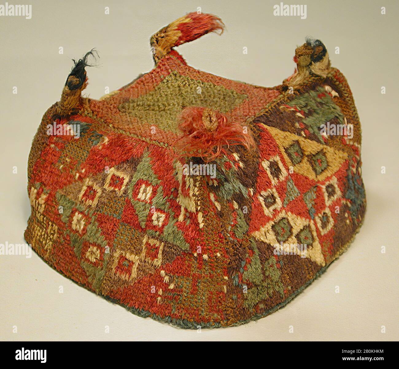 Vierkorniger Hut, Wari, 7.-9. Jahrhundert, Peru, Wari, Camelid Hair, Höhe 4-1/2 in., Circ. 20 Zoll, Textil-Kostüme Stockfoto