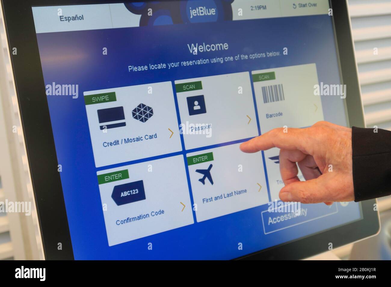 Selbstbedienungs-Check-In-Bildschirm am JetBlue Terminal, JFK, NYC, USA Stockfoto