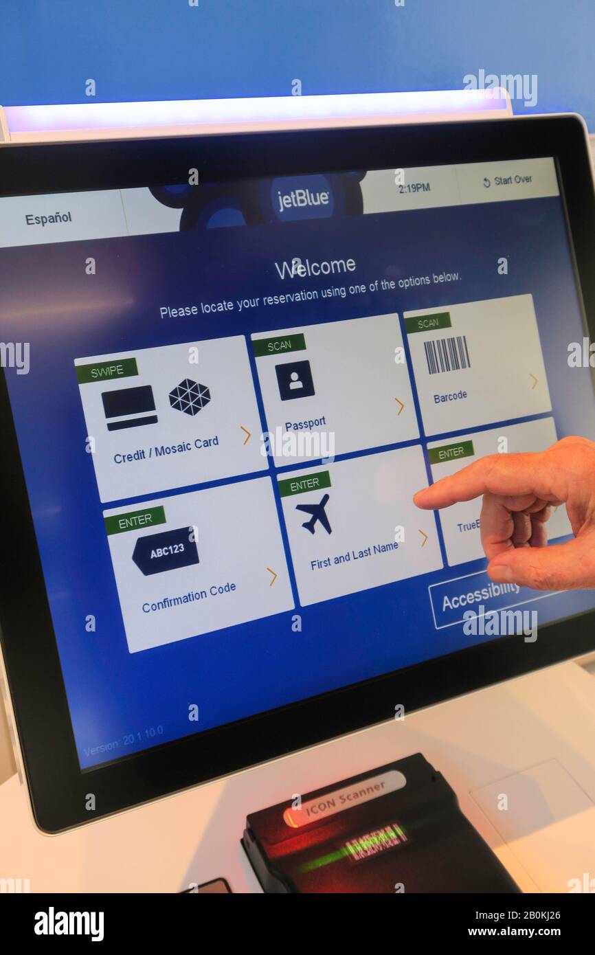 Selbstbedienungs-Check-In-Bildschirm am JetBlue Terminal, JFK, NYC, USA Stockfoto