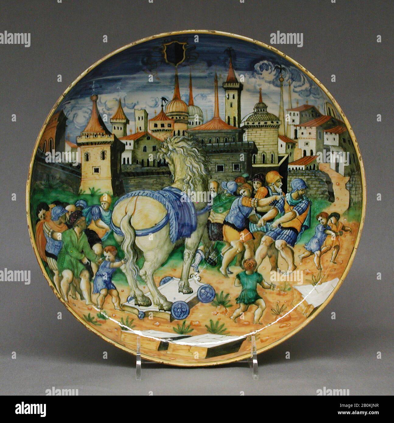 Gericht mit Darstellung des Trojanischen Pferdes, Italienisch, Urbino, Mitte des 16. Jahrhunderts, Italienisch, Urbino, Maiolica (zinnglasierte Steingut), Gesamt: 2 3/8 × 10 3/4 Zoll. (6 × 27,3 cm), Ceramics-Keramik Stockfoto