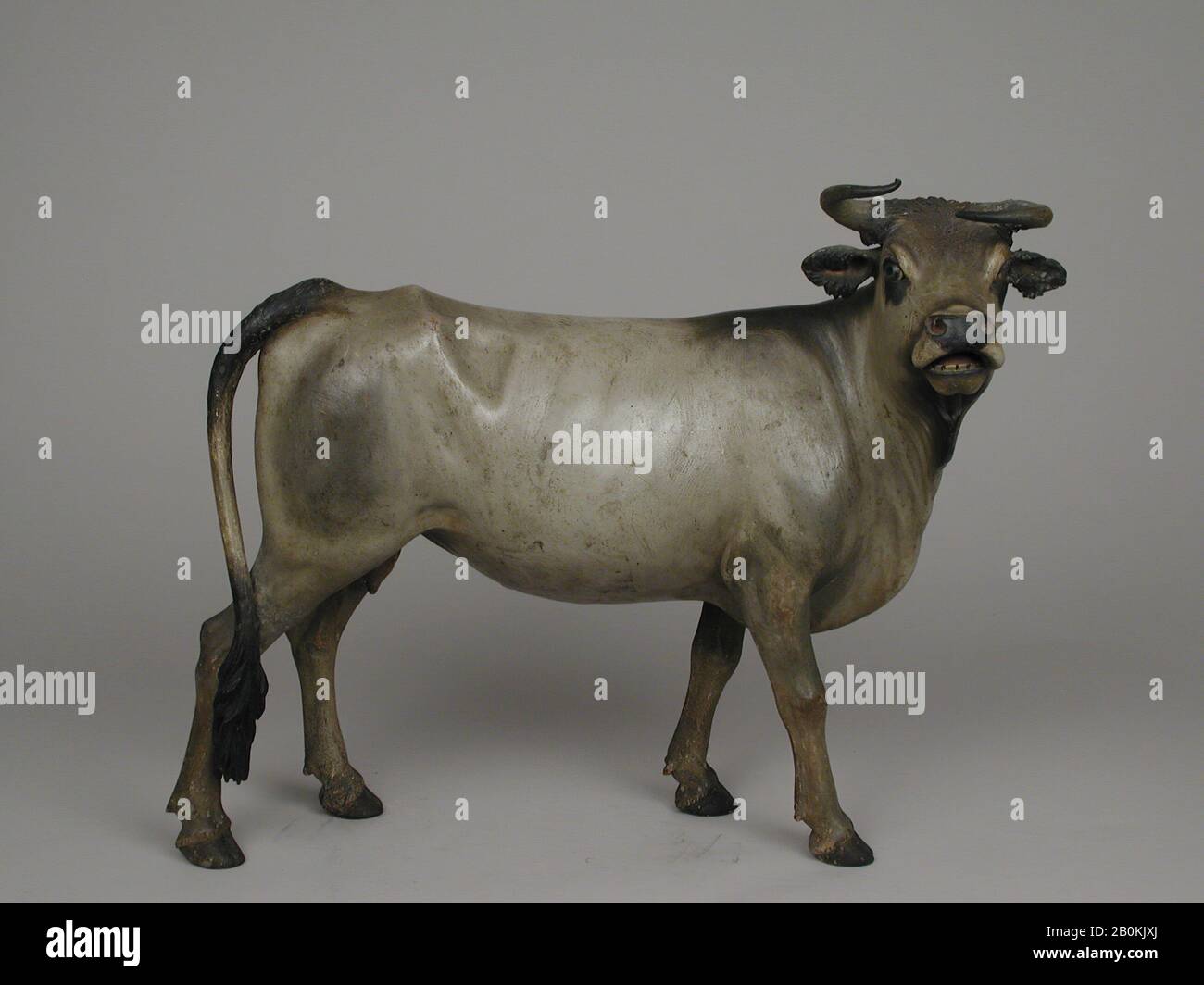 Kuh, Italienisch, Neapel, 18. Jahrhundert, Italienisch, Neapel, Polychromed Terrakotta, H. 10 1/2 in.; L. 12 3/16 in. (26,7 x 31 cm.), Crèche Stockfoto