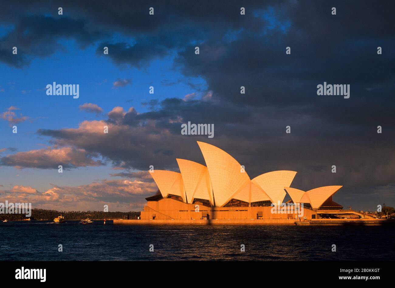 AUSTRALIEN, SYDNEY, SYDNEY COVE, BLICK AUF DAS OPERNHAUS, ABENDLICHT Stockfoto