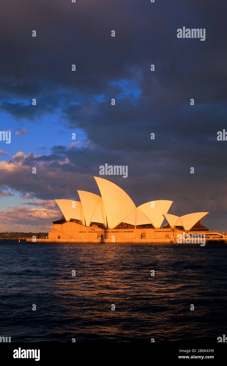 AUSTRALIEN, SYDNEY, SYDNEY COVE, BLICK AUF DAS OPERNHAUS, ABENDLICHT Stockfoto