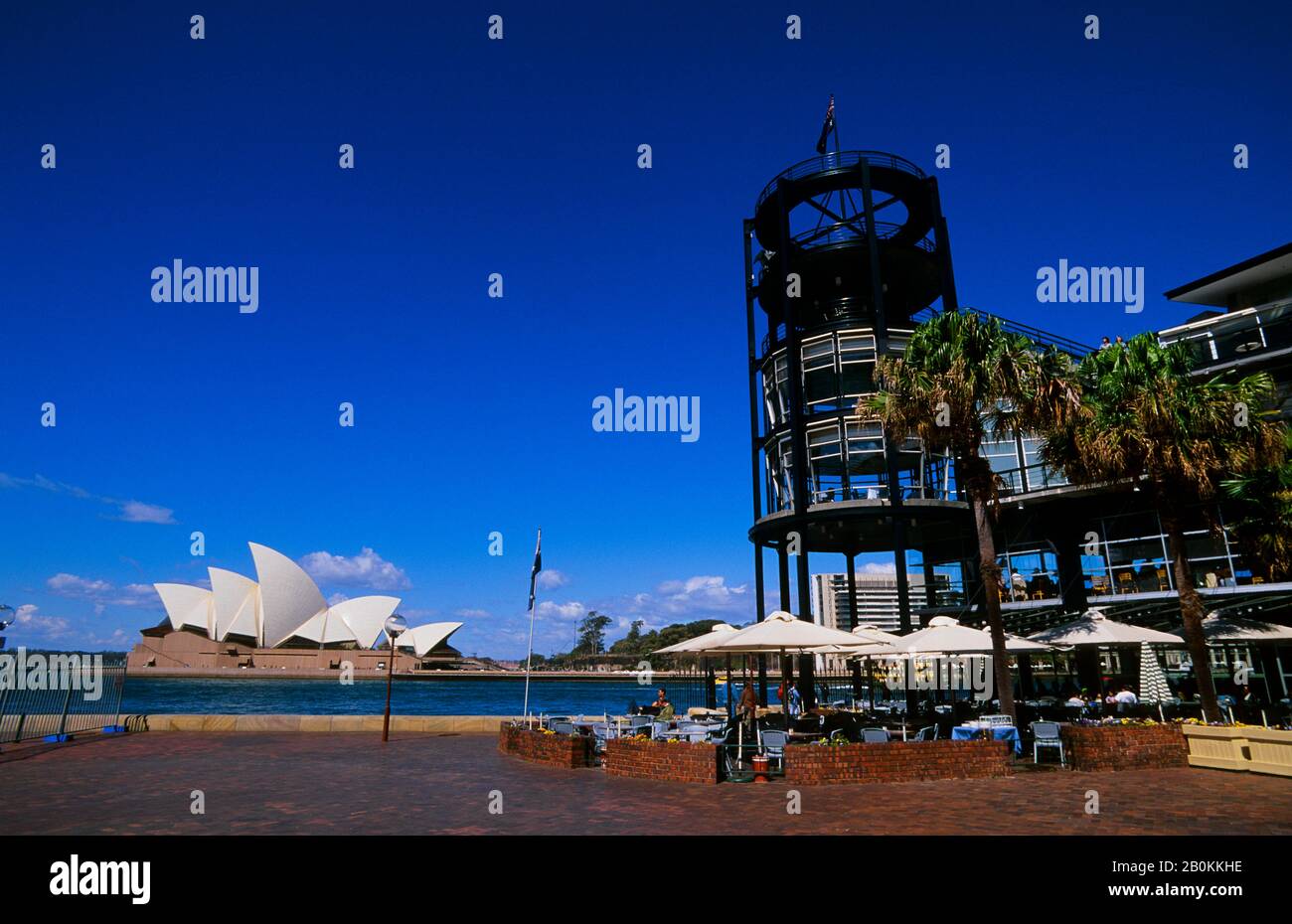 AUSTRALIEN, SYDNEY, PASSAGIERTERMINAL SYDNEY COVE, OPERNHAUS IM HINTERGRUND Stockfoto