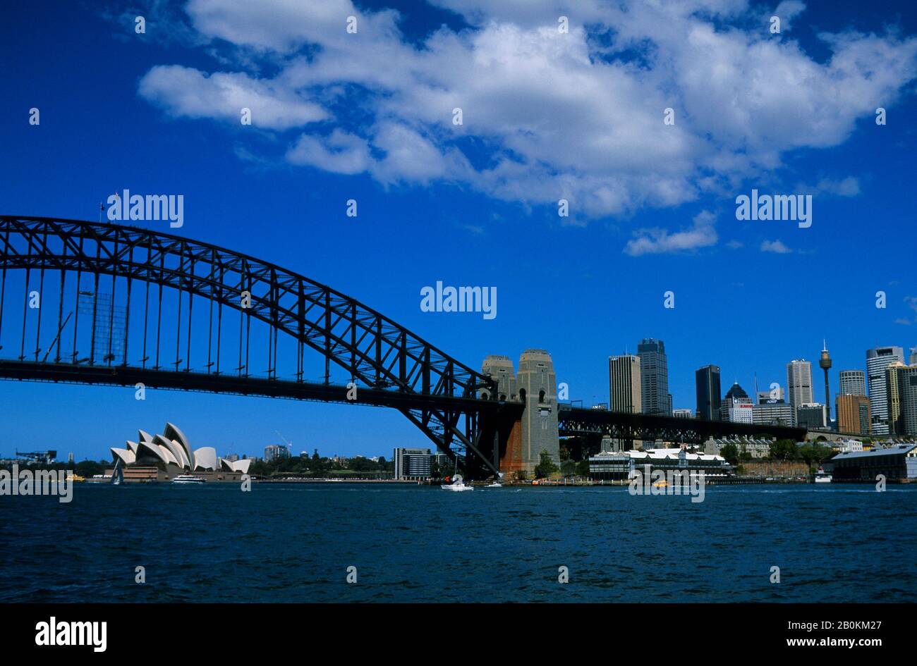 AUSTRALIEN, SYDNEY, BLICK AUF DIE SYDNEY HARBOUR BRIDGE, OPERNHAUS IM HINTERGRUND Stockfoto