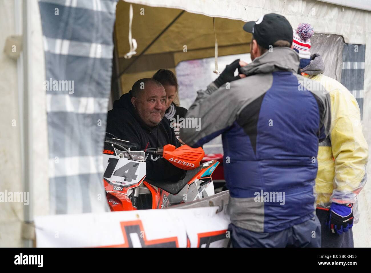 Mechaniker schützen vor dem unaufhörlichen Regen beim internationalen Motocross-Rennen von Hawkstone im Hawkstone Park, Shrewsbury, Großbritannien. Februar 2020. (Foto von IOS/ESPA-Images) Stockfoto