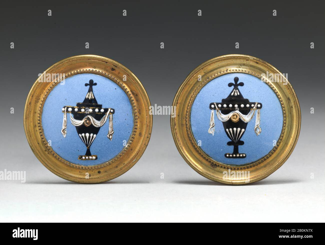 Paar Spiegelknöpfe, britisch, Ende des 18. Jahrhunderts, britisch, Email auf Kupfer, Messing, Diam. 2 Zoll (5,1 cm), Enamels-Painted Stockfoto