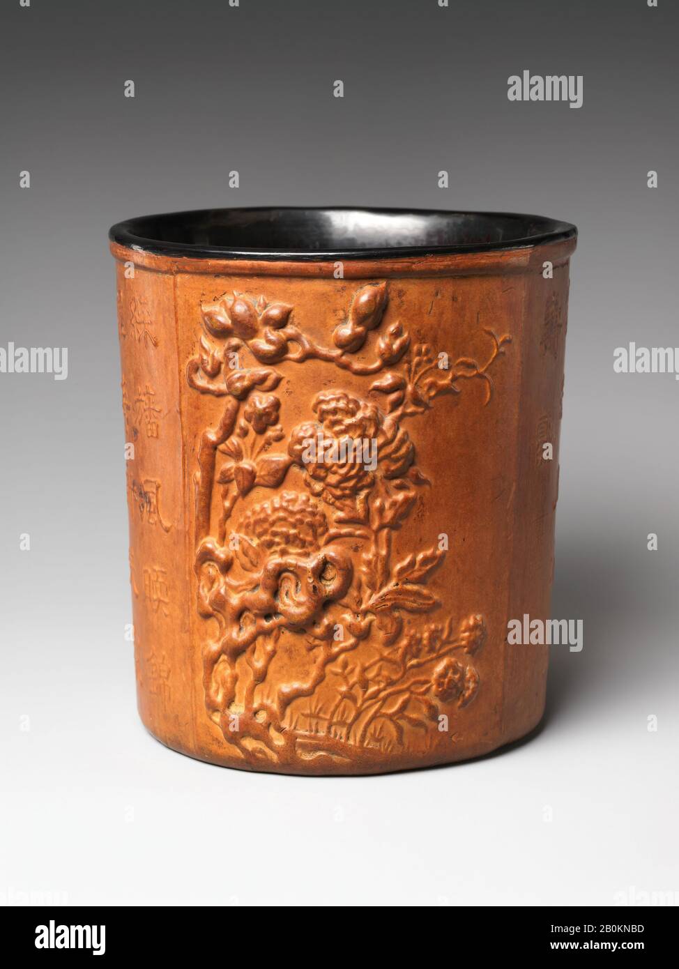 Pinselhalter mit Blumen und Gedichten, China, Qing-Dynastie (1644-1911), Jiaqing-Marke und -Periode (1796-1820), Datum 19. Jahrhundert, China, Gegossenes Feinschmecker, schwarzer Lack, H. 6 Zoll (15,2 cm); Durchm. 5 1/2 Zoll (14 cm), Feinschmecker Stockfoto