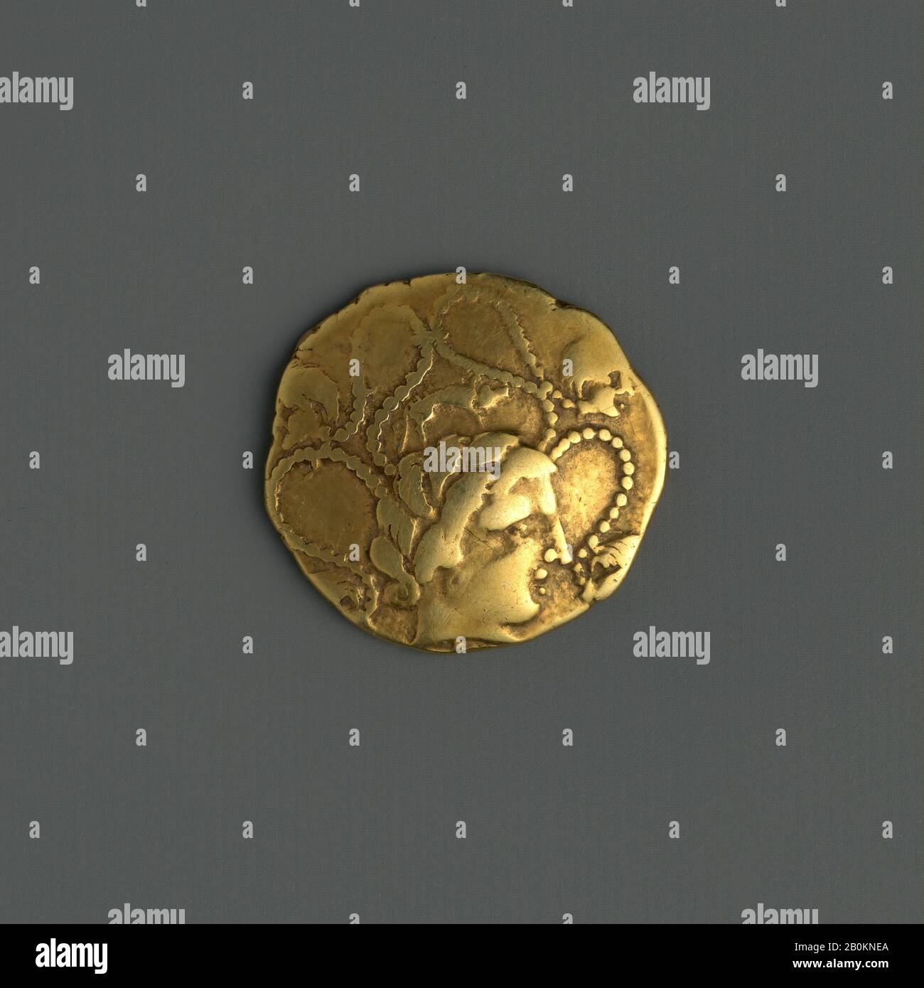 Goldmünze der Veneti oder Namneti, keltisch, Mitte des 2. Jahrhunderts v. Chr., keltisch, Gold, 3/4 × 13 / 16 × 1/8 Zoll, 0,3 oz. (1,9 × 2,1 × 0,3 cm, 7,9 g), Münzen Stockfoto