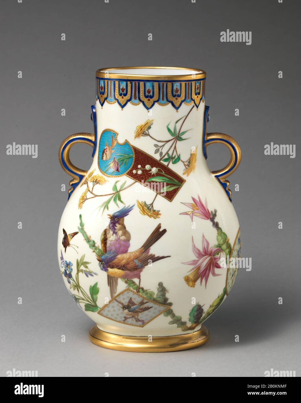 Minton(s), Vase mit Ästhetischen Japonisme Birds, British, Stoke-on-Trent, Staffordshire, Minton(s) (Britisch, Stoke-on-Trent, 1710-anwesend), 1879, Britisch, Stoke-on-Trent, Staffordshire, Bone china, bestätigt: 8 1/2 × 5 3/4 × 4 Zoll. (21,6 × 14,6 × 10,2 cm), Ceramics-Porzellan Stockfoto